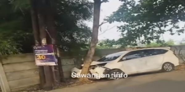 Minibus Putih Ringsek, Kecelakaan Tunggal Tabrak Pohon di Sawangan Depok