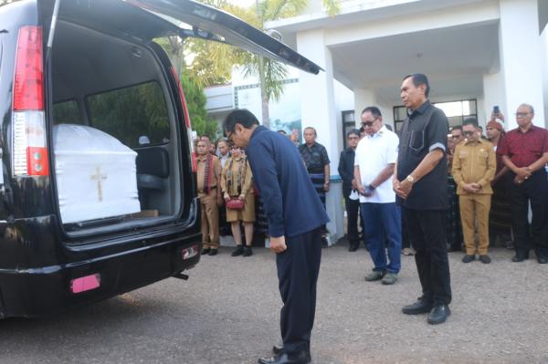 Tiba di Kupang, Jenazah Uskup Agung Ende, Mgr. Vincentius Sensi Potokota  Disambut Pj Gubernur NTT