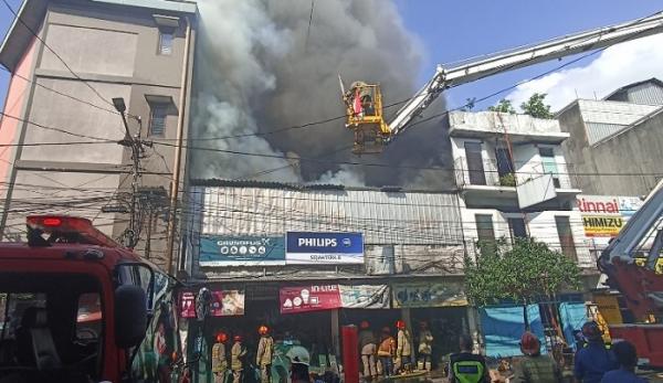 Kebakaran Ruko Elektronik di Jalan Banceuy Bandung, 10 Unit Damkar Dikerahkan