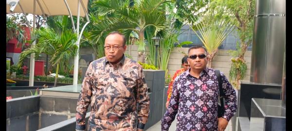 Pj Gubernur NTB Gita tiba di Gedung KPK Tak Sepatah Katapun Keluar, Pakai Batik Hitam Motif Keemasan