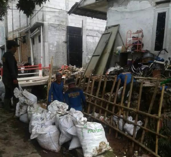 Satgas DPUPR Diturunkan Guna Lakukan Pembersihan Material Longsor Setinggi 2 Meter di Cipayung