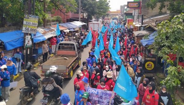 Kecewa Kenaikan UMP 2024 Tak Sesuai Harapan, Buruh Cimahi Long March ke Kantor Wali Kota