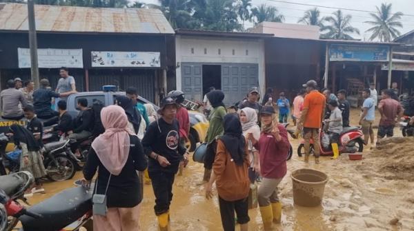 Komunitas Wisata Tuantapa Gotong Royong Bantu Korban Banjir Bandang Aceh Selatan