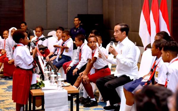Pertanyaan Murid SD ke Presiden Jokowi Soal Membangun Papua: Saya Harus Memulainya dari Mana?