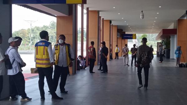 Warga Banjiri Bandara Baru Fakfak di Siboru