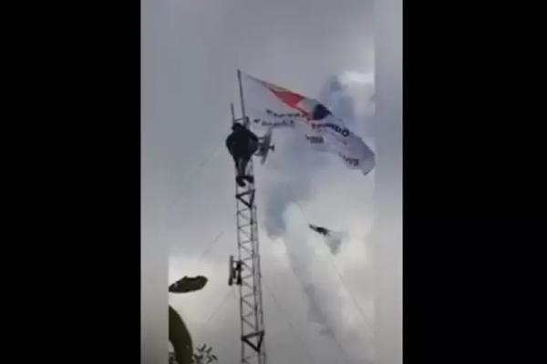Aksi Viral Militansi Kader Perindo Madiun, Pasang Bendera di Atas Tower Jadi Sorotan