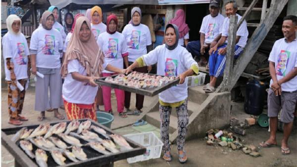 Relawan Wong Kito Ganjar Gelar Pelatihan Pembuatan Lele Asap di Banyuasin Sumsel