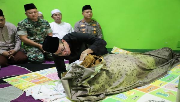 Tangis Dadang Supriatna Lepas Kepergian Ketua PCNU Kabupaten Bandung: Selamat Jalan Guruku