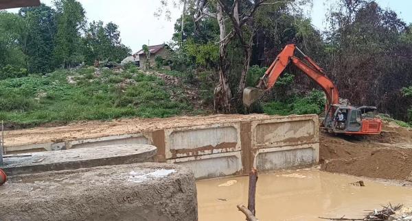 Proyek Pembangunan Kolam Retensi Senilai Rp12 Miliar di Kampung Ulu Mentok Menuai Sorotan Publik