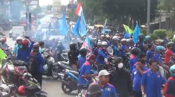 Buruh Blokade Akses Gerbang Tol Sadang Purwakarta Macet 5 Km, Ibu Mau Melahirkan Terpaksa Naik Motor