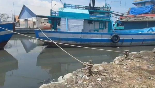 Akibat Pendangkalan Muara Sungai Bacin, Ratusan Kapal Nelayan di Tegal Terjebak Sulit Melaut