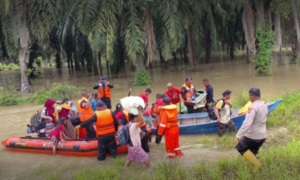 Personel Polri Bergerak Cepat Evakuasi Masyarakat Terdampak Banjir Aceh Selatan