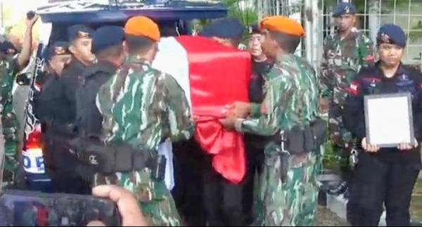 Ratusan Personel TNI-Polri Dan Keluarga Jemput Jenazah Bharada Anumerta ...