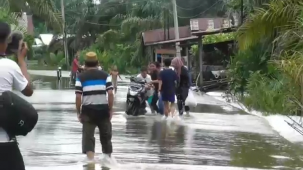 Terobos Banjir, Pengendara Motor Jatuh di Aceh Singkil