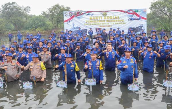 HUT Ke-78 Polairud Tanam Mangrove dan Bersih-Bersih Pantai Tanjung Pasir Tangerang