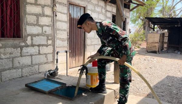 Pos Kalan Satgas Yonkav 6 Naga Karimata Salurkan Air Bersih di Tengah Kemarau Panjang