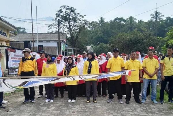 Meriahkan Hari Guru Nasional ke 78, Ratusan Guru di Kecamatan Pulosari Ikuti Gerak Jalan Sehat 