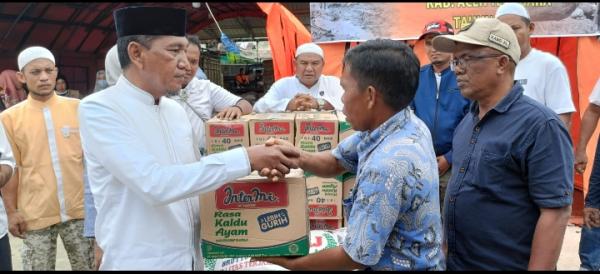 Mantan Bupati Aceh Tenggara Raidin Pinim Berikan Bantuan Korban Banjir Bandang