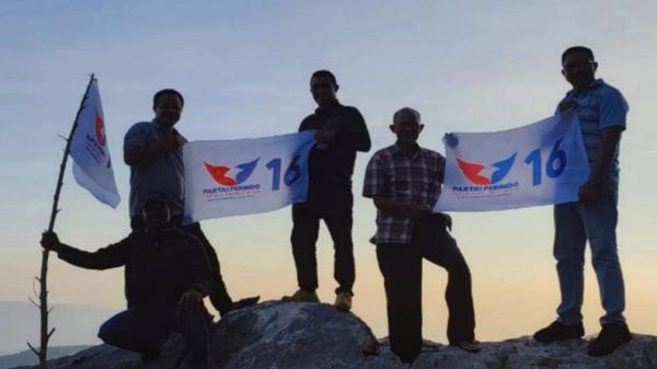 Bendera Berlogo Perindo Berkibar di Puncak Fatunausus Obyek Wisata Alam TTS