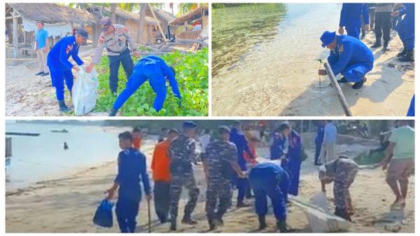Polairud Aksi Bersih - bersih dan Tanam Mangrove di Pantai Walakiri