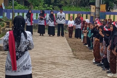 Peringati Hari Guru Nasional, SDN 01 Cihara Gelar Berbagai Kegiatan