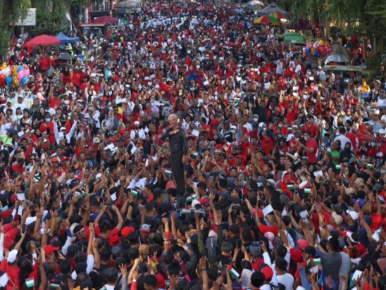 Ganjar Serukan Pemilu Damai di Depan Ratusan Ribu Peserta Jalan Sehat di Makassar