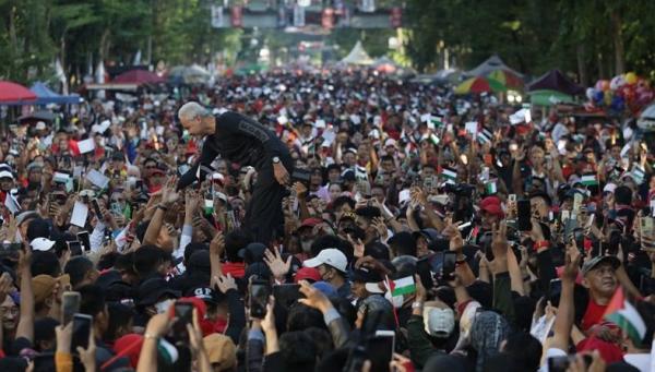 Puluhan Ribu Warga Ikut Jalan Sehat Bersama Ganjar Pranowo