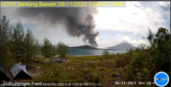 Breaking News! Gunung Anak Krakatau Erupsi, Lontarkan Abu Capai 450 Meter