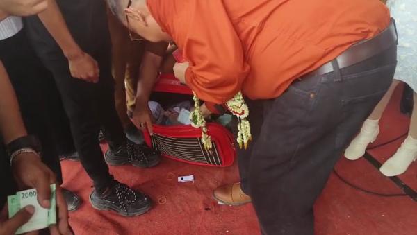 Momen HUT ke-78 PGRI, Sultan Pandeglang Tebar Uang 1 Koper di Cikeusik