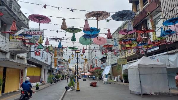 Payung Geulis di Pedestrian Cihideung Kota Tasikmalaya Kusam dan Banyak yang Hilang