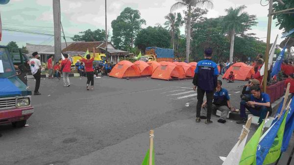 Unjuk Rasa Serikat Buruh di Tasikmalaya, Pasang Tenda dan Blokir Jalan di Depan Bale Kota