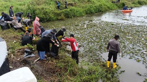 Ratusan Relawan Bersihkan Sungai Coyan Koba Bangka Tengah