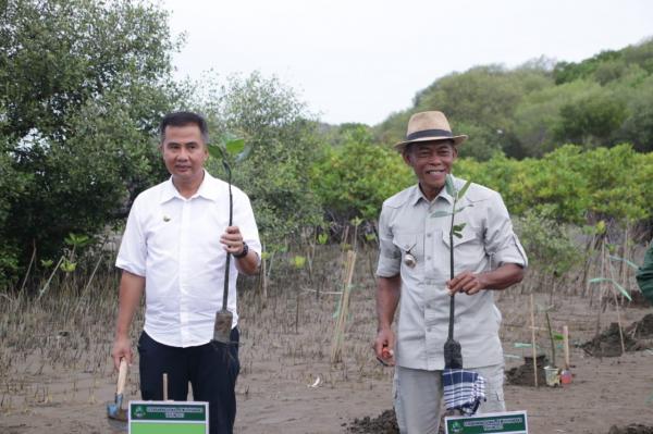 Dampingi Pj Gubernur, Bupati Subang Tanam Mangrove di Pantai Pondok Bali