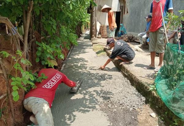 Caleg Perindo Eny Barlindah Wujudkan Mimpi Warga Membangun Jalan di Desa Tipar