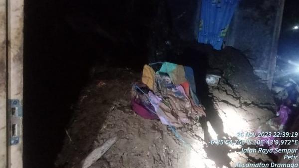 2 Warga Tewas Tertimbun Longsor di Desa Petir Kabupaten Bogor