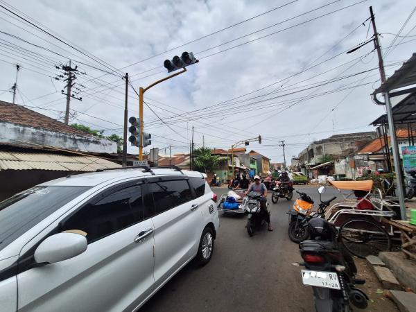 Akibat Proyek Drainase Pasar Baru Kota Probolinggo, Kabel Traffic Light Putus