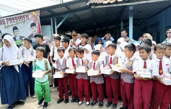 Gerindra Bagikan 2000 Paket Makan Sehat dan Bergizi untuk Anak-Anak di Depok