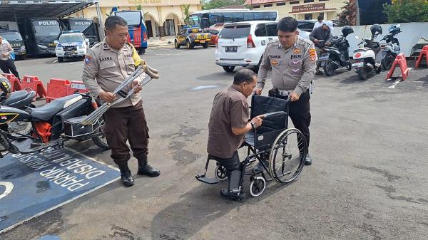 Polisi Beri Pendampingan Khusus Pemohon SIM Penyandang Disabilitas di Kuningan