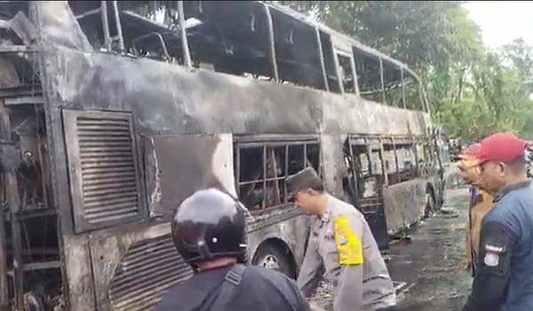 Penampakan Bus Double-Decker PO Karina Terbakar di Pamekasan