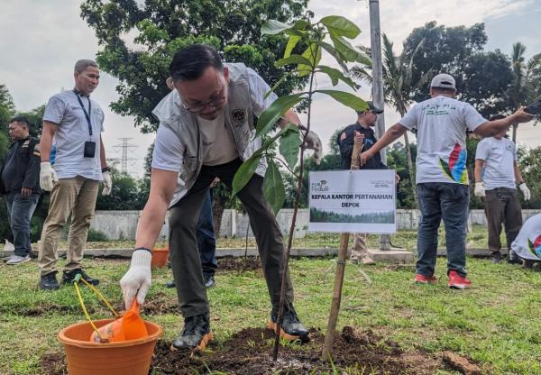 BPN Kota Depok Beri Bibit Pohon Durian Bagi Warga Penerima Sertifikat