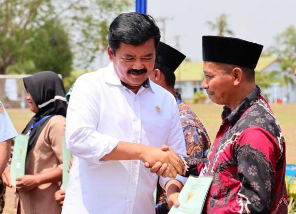 Konflik Tanah di Lampung Utara Selesai: Menteri ATR BPN Hadi Tjahjanto Serahkan 110 Sertipikat