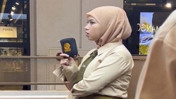 Sambil Menunggu Pembeli, Kasir Cantik Ini Membaca Al-Qur'an, Netizen Beri Pujian Mbanya