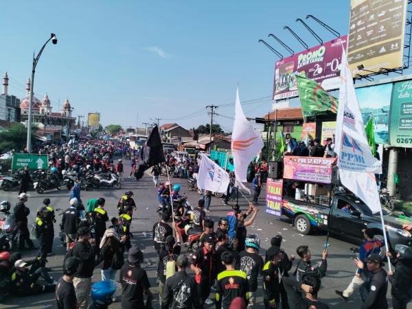 Demo Buruh Dikecam Warga Gegara Lumpuhkan Akses Menuju Tol, Hingga Bikin Kemacetan Panjang