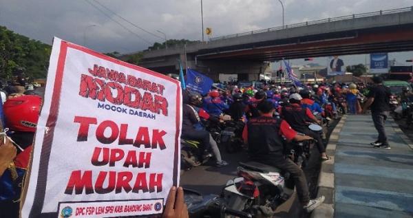 Massa Buruh di Bandung Barat Lumpuhkan Simpang Padalarang, Warga Terjebak Macet 1 Jam