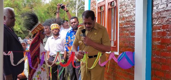 Dana Desa dan Bantuan Pemda, Masyarakat Yomote Bangun Gedung Gereja dan Kantor Kampung