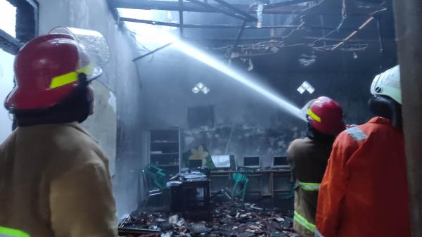 SMPN 3 Kota Probolinggo Terbakar, Ruang Lab Komputer Hangus Dilalap Si Jago Merah