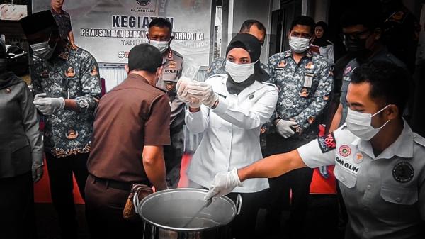 BNN Sulbar Musnahkan Hampir Seperempat Kilo Sabu, DPO Bombom Terancam Hukuman Mati