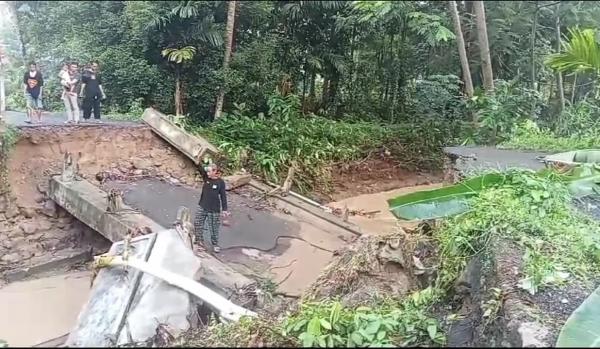 Berita Banjir Bandang di Pematang Sawa Tanggamus: Jembatan Ambrol, Satu Motor Hilang Terbawa Arus