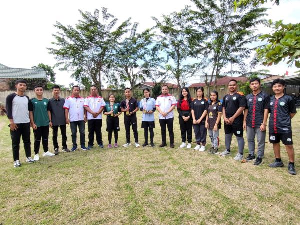 Dukung Kemajuan Olahraga, Koni Medan Deli Berikan Bantuan Piala Porma