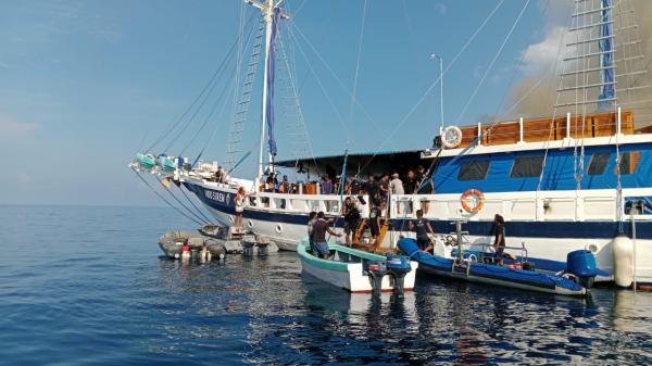 Breaking News! Kapal Turis Terbakar di Perairan Raja Ampat, 15 Wisatawan Selamat